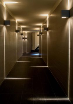 Couloir moderne avec éclairage LED économe en énergie, illustrant les moyens de réduire la consommation d'éclairage.