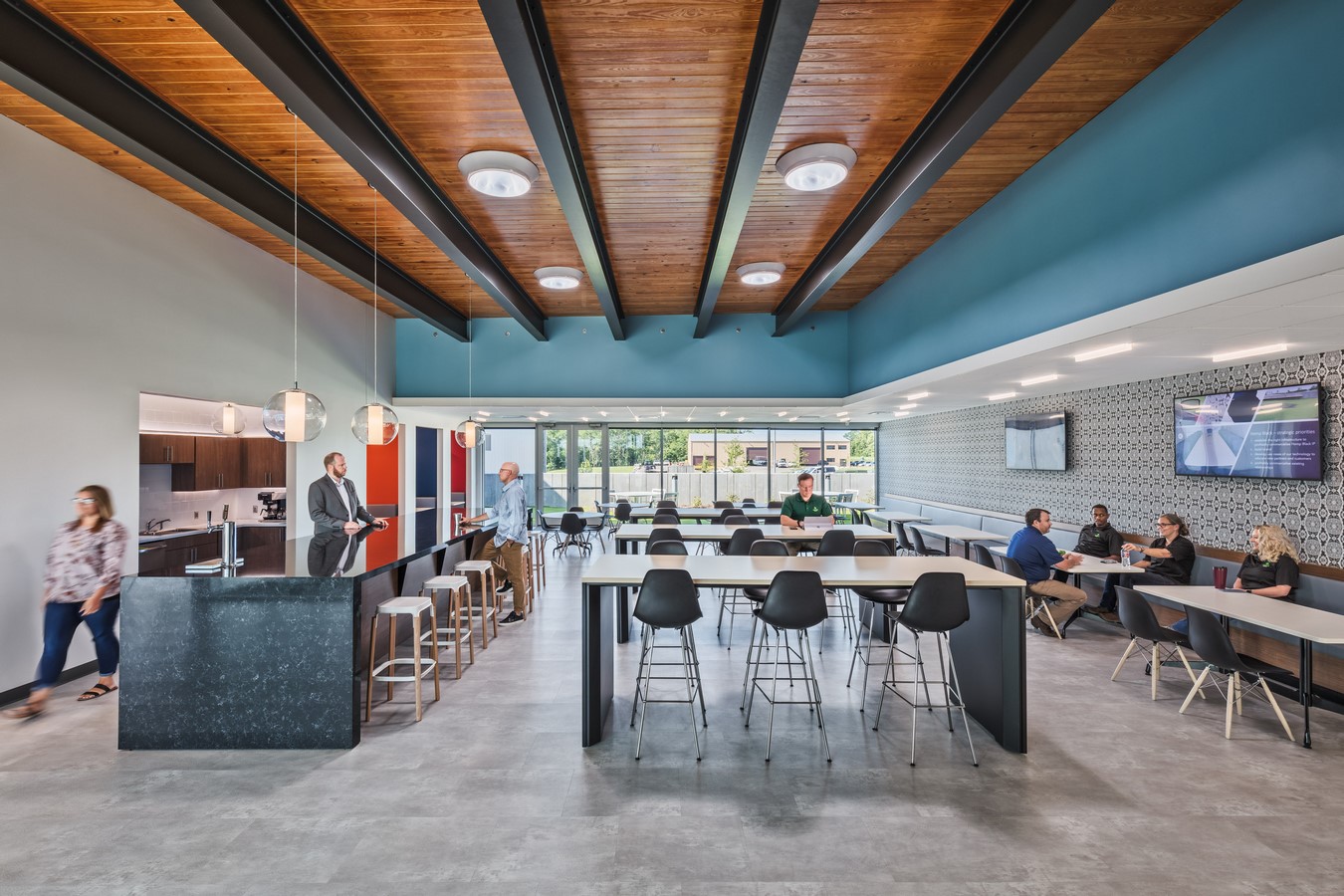Salle de pause de bureau moderne avec éclairage naturel économe en énergie, réduisant la consommation d'énergie.