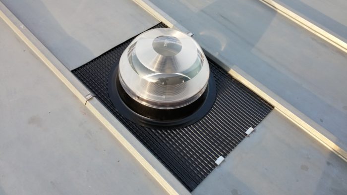 Conduit de lumière installé sur une toiture en bac acier