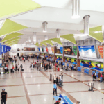 Terminal d'aéroport animé éclairé en lumière naturelle par des conduits Solatube, avec passagers et comptoirs d'enregistrement visibles