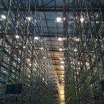 Entrepôt à hauts rayonnages avec éclairage naturel performant Solatube. Système de rayonnages de stockage performant.
