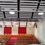 Amphithéâtre moderne avec système d’éclairage naturel optimisé. Visibles "Nature & Confort" et "Solatube".