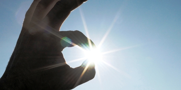 Main-Soleil-600x300 Les bienfaits de l'éclairage zénithal