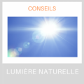 Un soleil éclatant brille dans un ciel bleu clair. Lumière naturelle.
