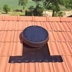 Extracteur d’air solaire Solar Star intégré sur toiture en tuiles, solution naturelle de ventilation pour maisons écologiques