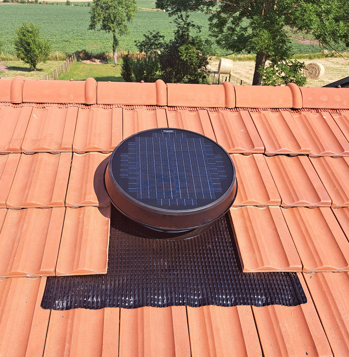 Extracteur d’air solaire Solar Star intégré sur toiture en tuiles, solution naturelle de ventilation pour maisons écologiques