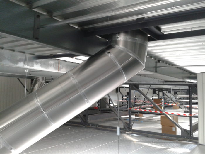 Grand conduit de lumière Solatube dans un entrepôt. Solution d'éclairage optimale.