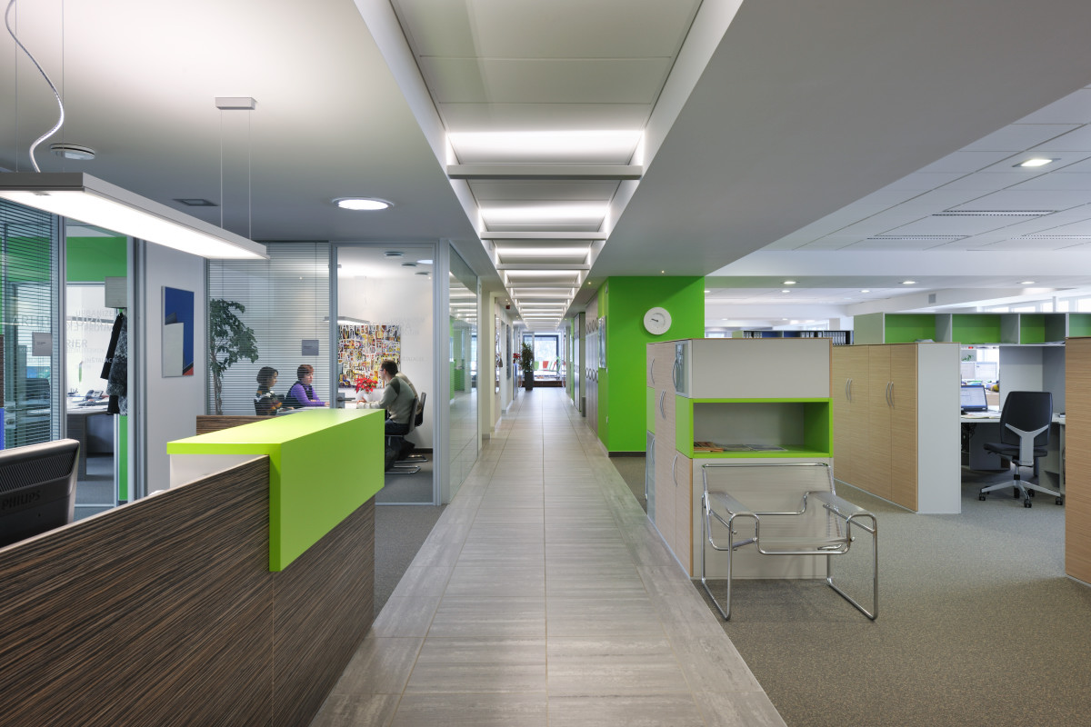 Intérieur de bureau moderne avec un éclairage lumineux et des touches de verdure. L'éclairage est naturel et artificiel.