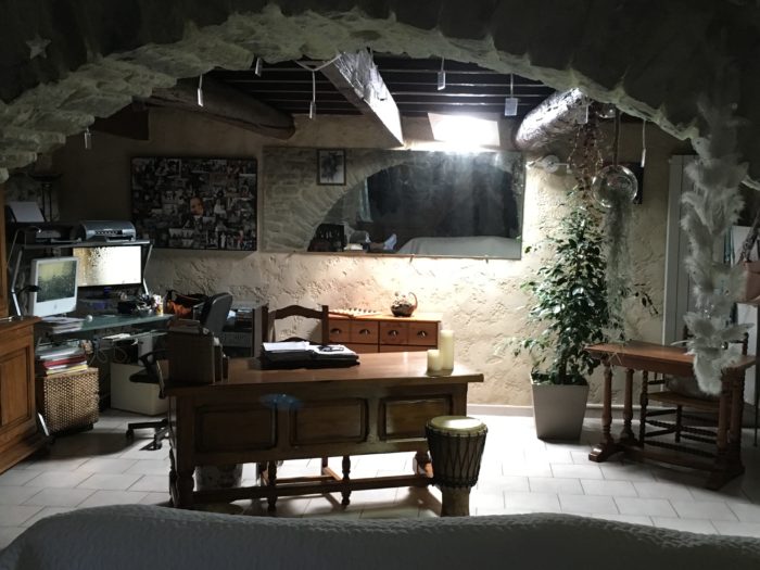 Bureau à domicile au sous-sol avec lumière naturelle provenant d'un puits de lumière. Solution d'éclairage efficace pour le sous-sol.