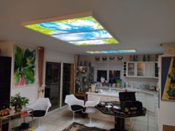 Installation d'un puits de lumière artificiel dans une cuisine, procurant une lumière naturelle et lumineuse.