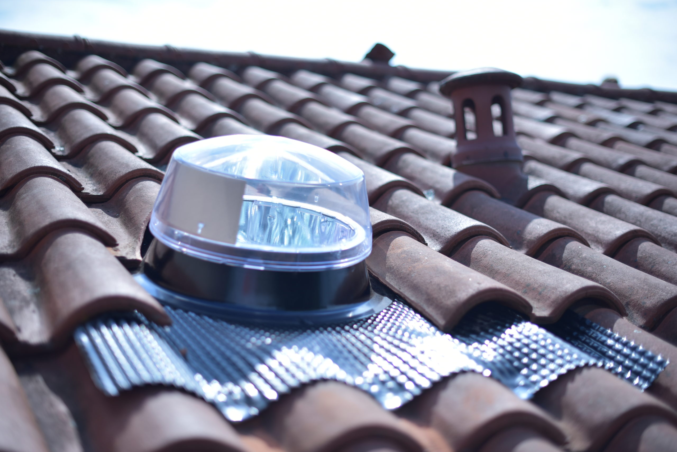 Conduit de lumière sur un toit de tuiles, impact énergétique.