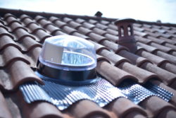 Conduit de lumière sur un toit de tuiles, impact énergétique DPE