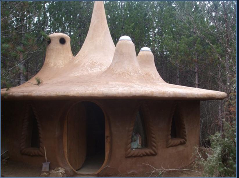 Maison insolite en terre avec conduits de lumière naturels dans une forêt.