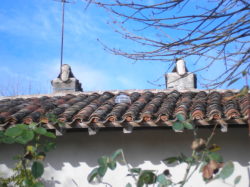 Conduit de lumière sur un toit de tuiles anciennes