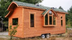 Tiny house en bois avec conduit de lumière sur le toit